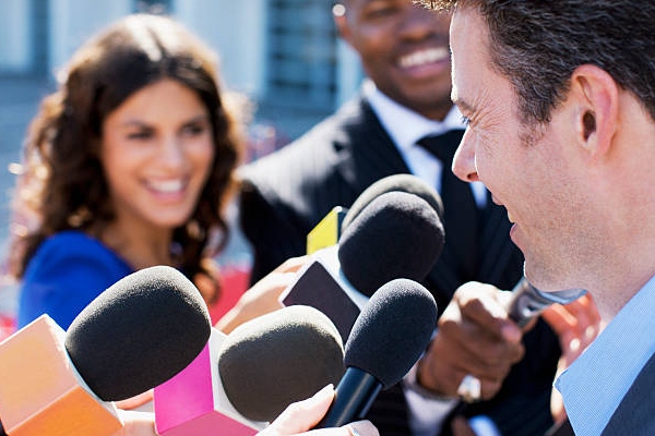 Billionaire's borrowed bride the reporters